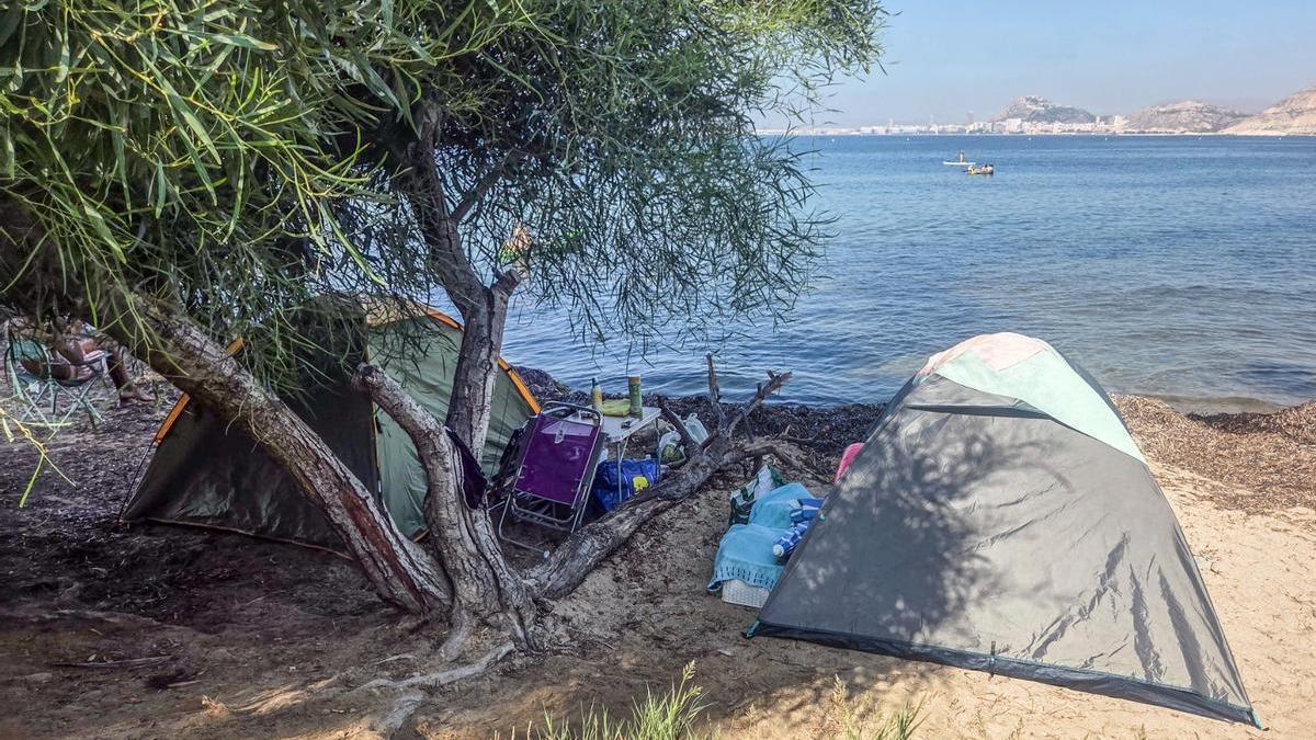 La Policía Local de Alicante desaloja a dos acampados en una playa de El Cabo