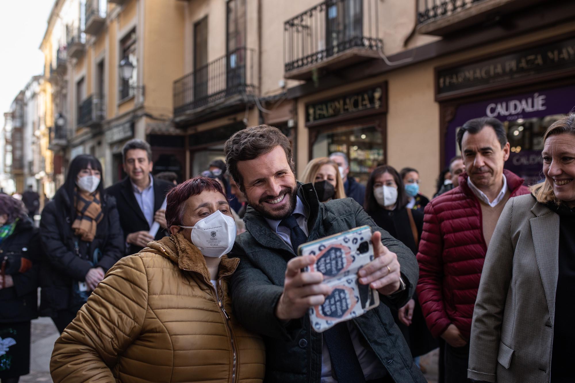 Pablo Casado pasea por Zamora