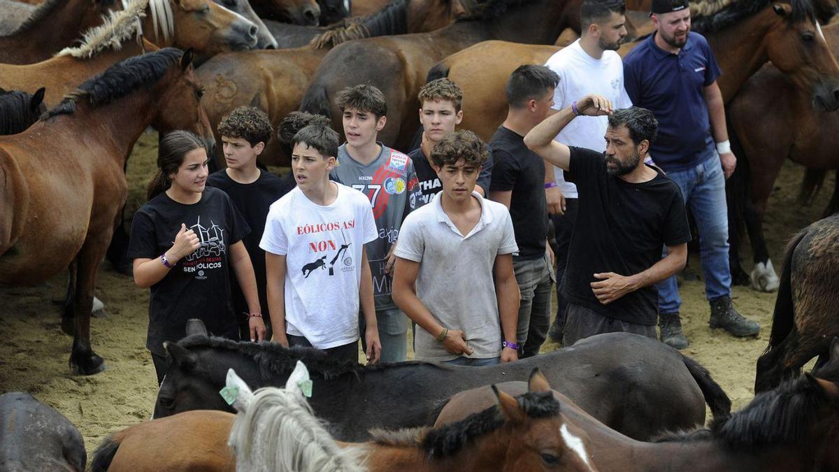 Un grupo de rapaces no curro, xunto a Paulo Vicente.