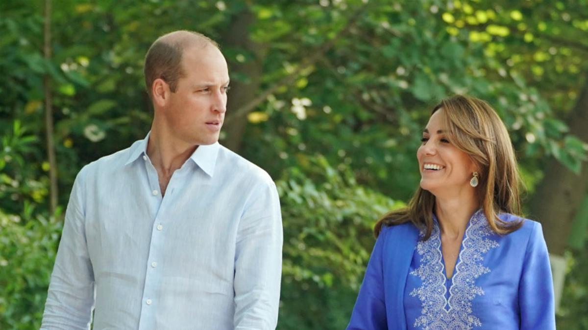 El Príncipe Guillermo junto a Kate Middleton vestida con un anarkali azul durante su visita a Pakistán