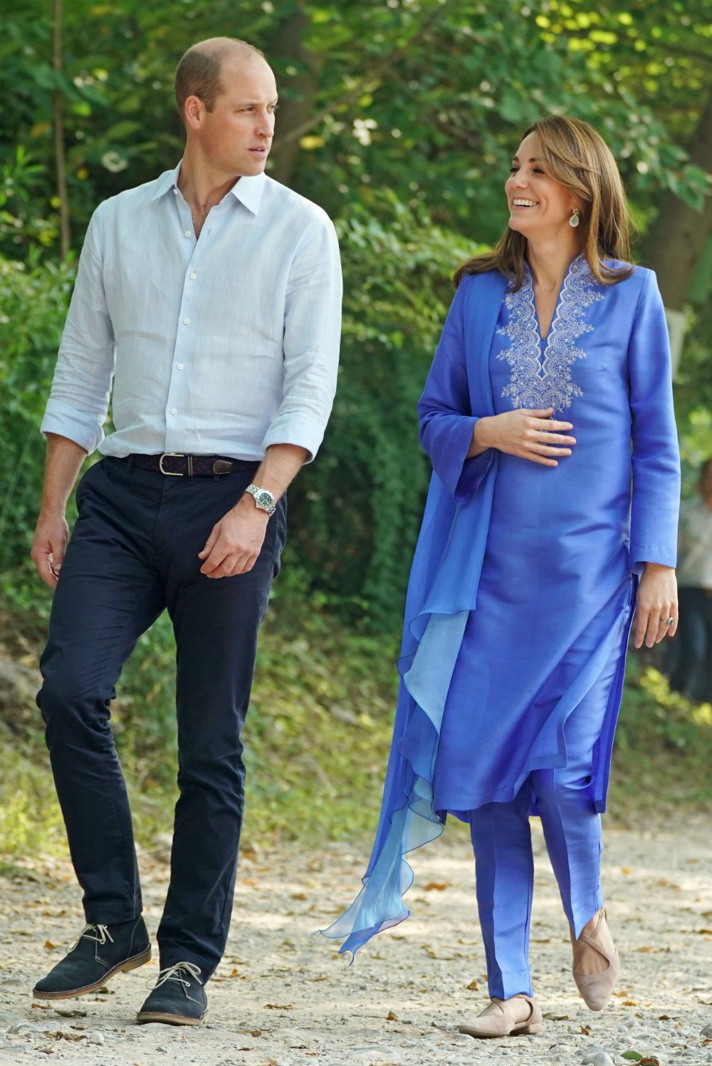 El Príncipe Guillermo junto a Kate Middleton vestida con un anarkali azul durante su visita a Pakistán