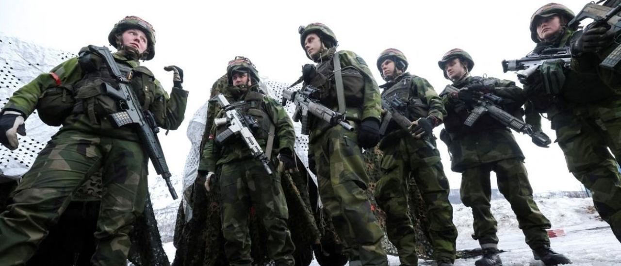 Soldados suecos participan en un ejercicio militar de la OTAN.
