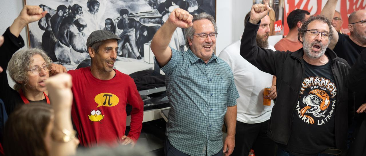 VÍDEO | Zamora entona 'La Internacional' en la sede de Izquierda Unida: Guarido pierde la mayoría absoluta, pero vuelve a ganar