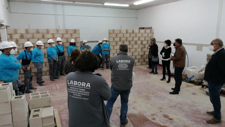 El alcalde Fulgencio Cerdán visitando a los empleados del Plan Labora destinado a formar albañiles.