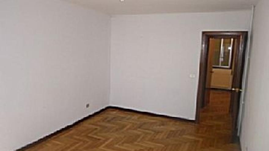 650 € Alquiler de piso en Praza Independencia, O Castro (Vigo) 95 m2, 4 habitaciones, 2 baños, 7 €/m2, 1 Planta...