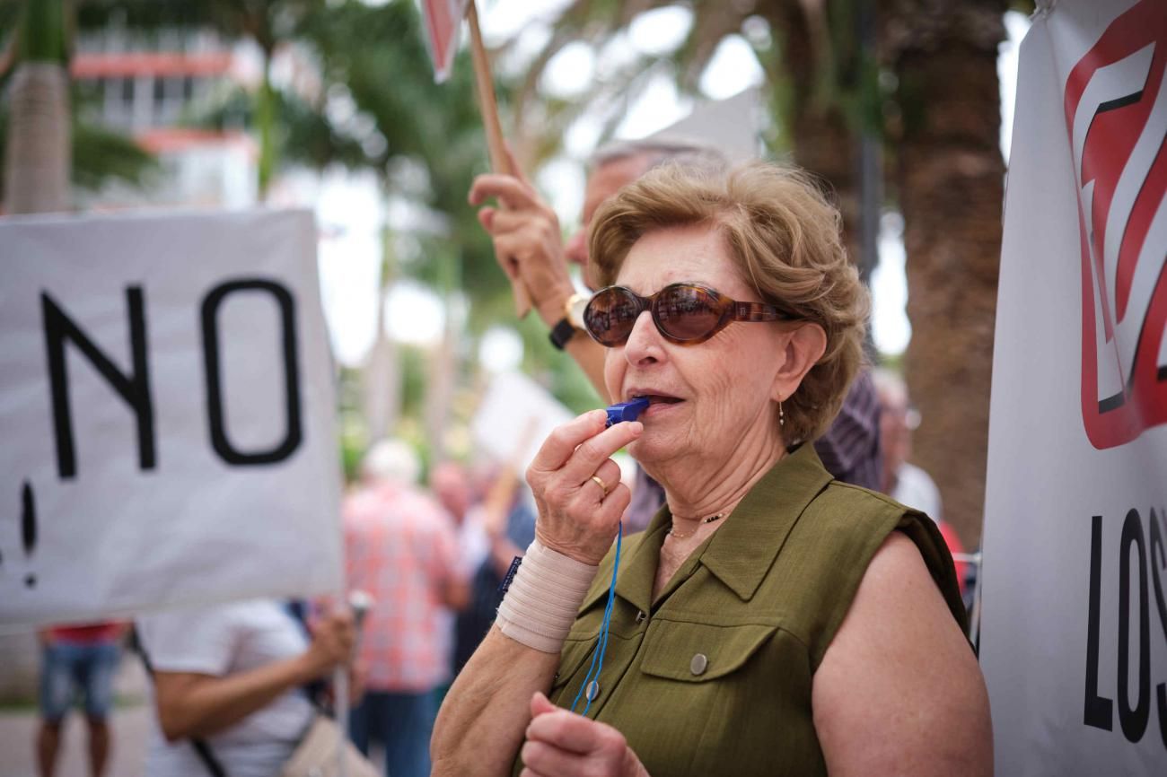 Concentración de protesta junto al edificio Iders, en Puerto de la Cruz