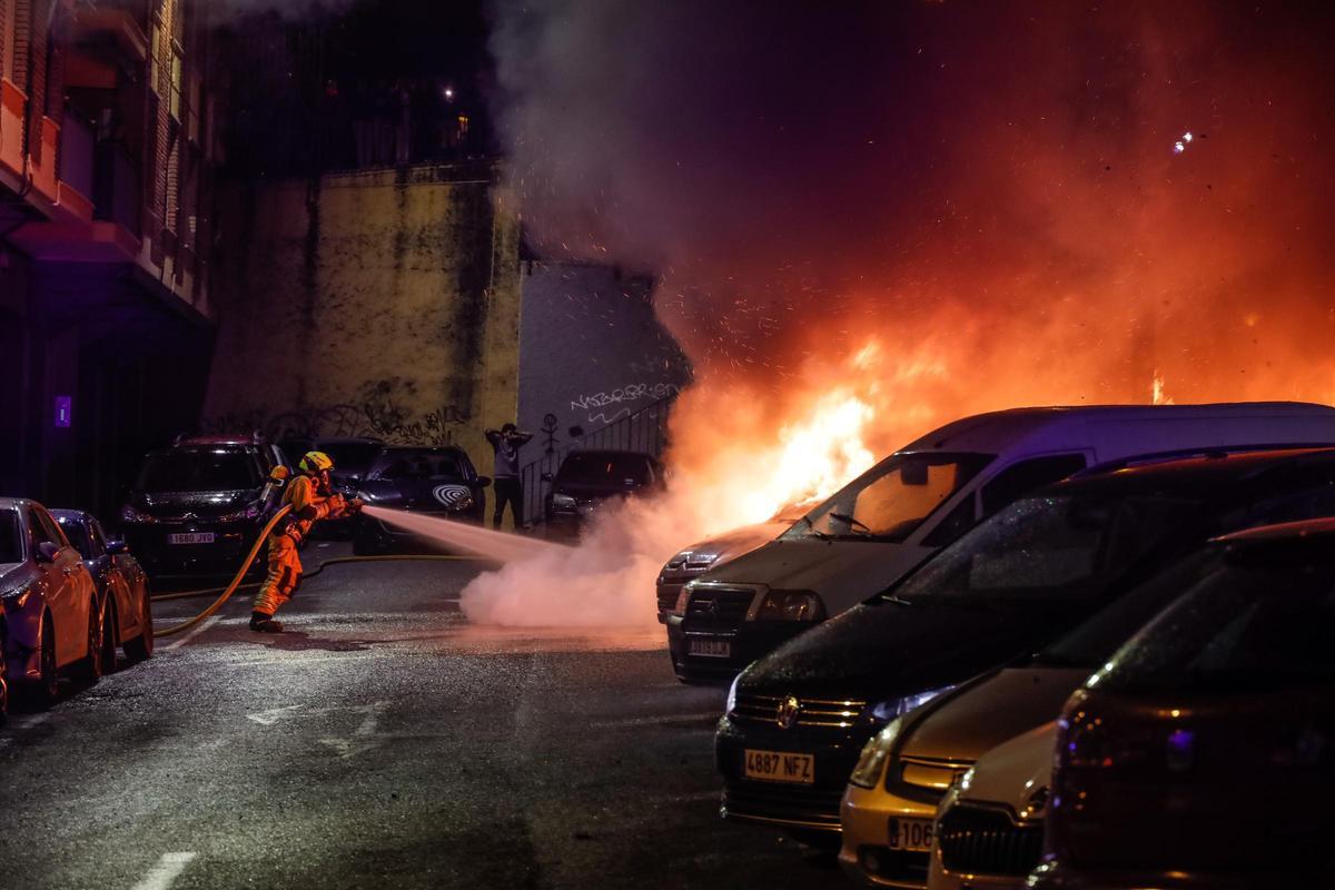 Imágenes del incendio de coches en Alcoy