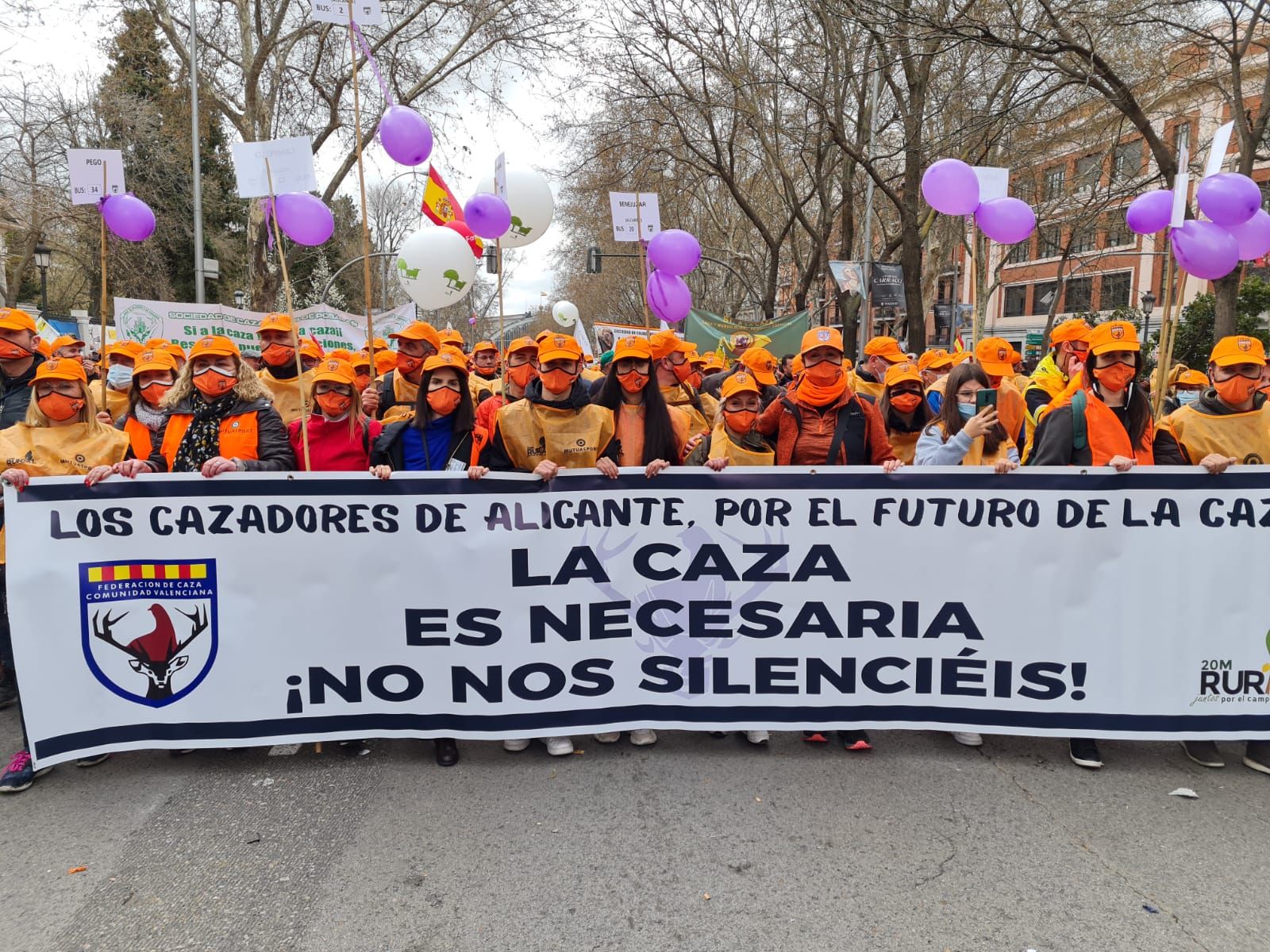 La manifestación también reúne a los cazadores de la Comunidad Valenciana para reivindicar la caza