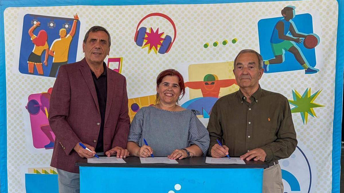 Julio Bernárdez, Pilar Lueiro y Raúl López firman el acuerdo para que Santiago albergue la Copa Galicia.