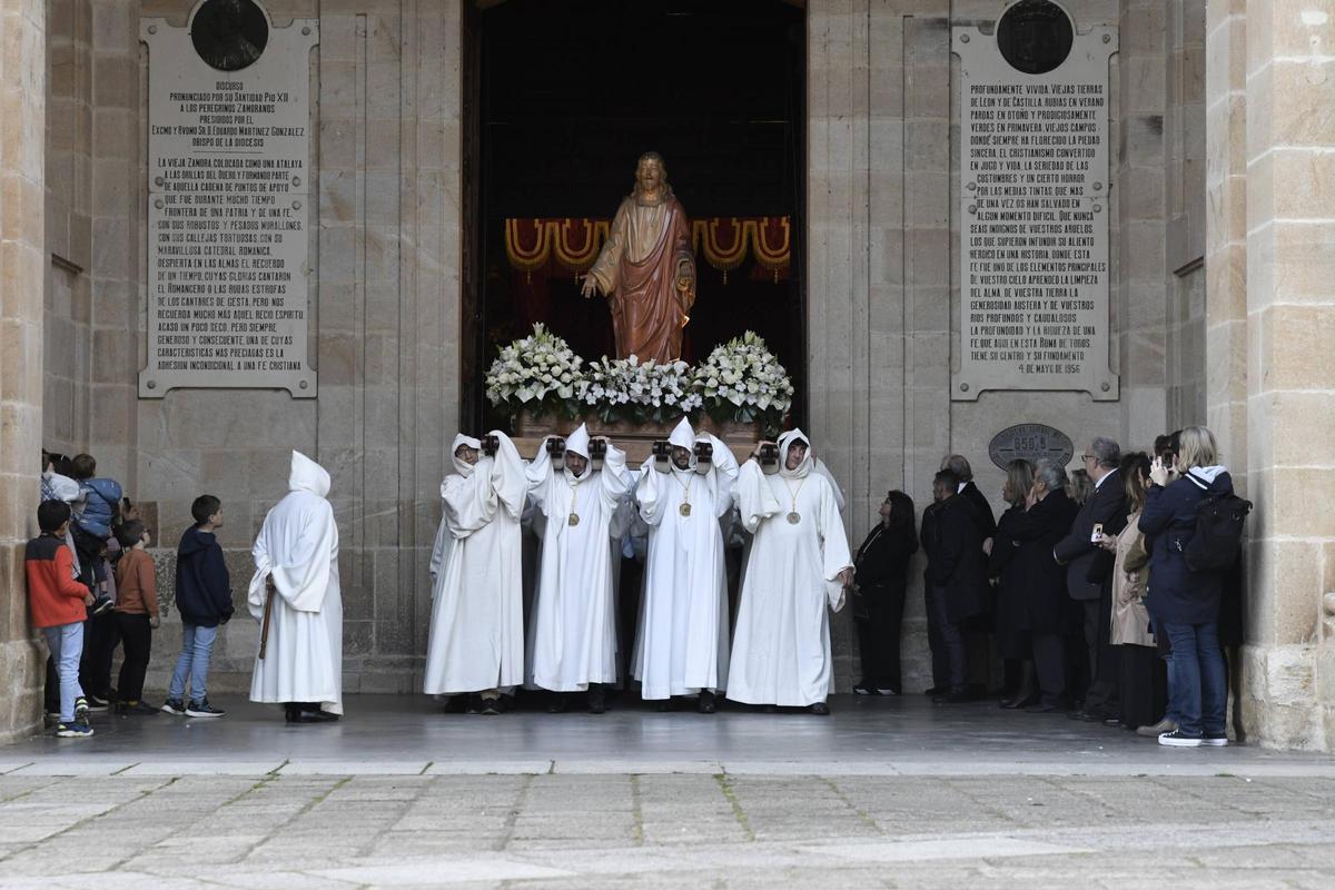 Salida de la imagen de Nuestro Jesus Luz y Vida el pasado año.