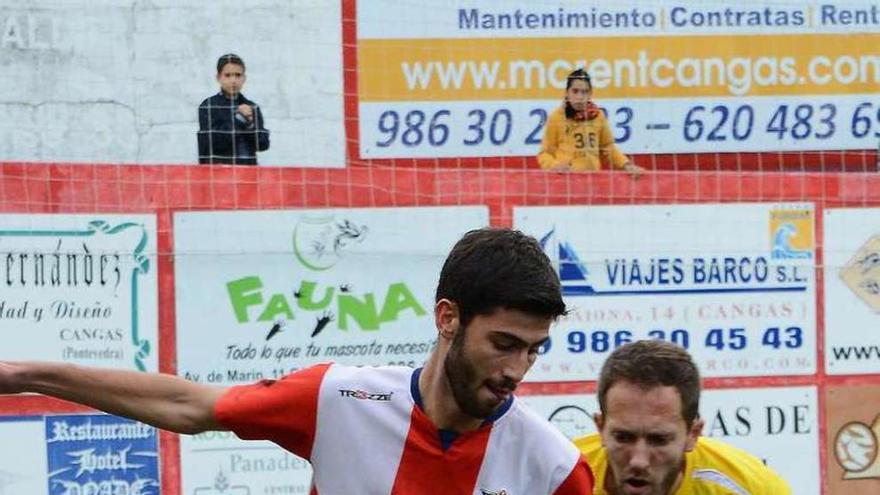 Un jugador del Alondras controla el balón. // Gonzalo Núñez