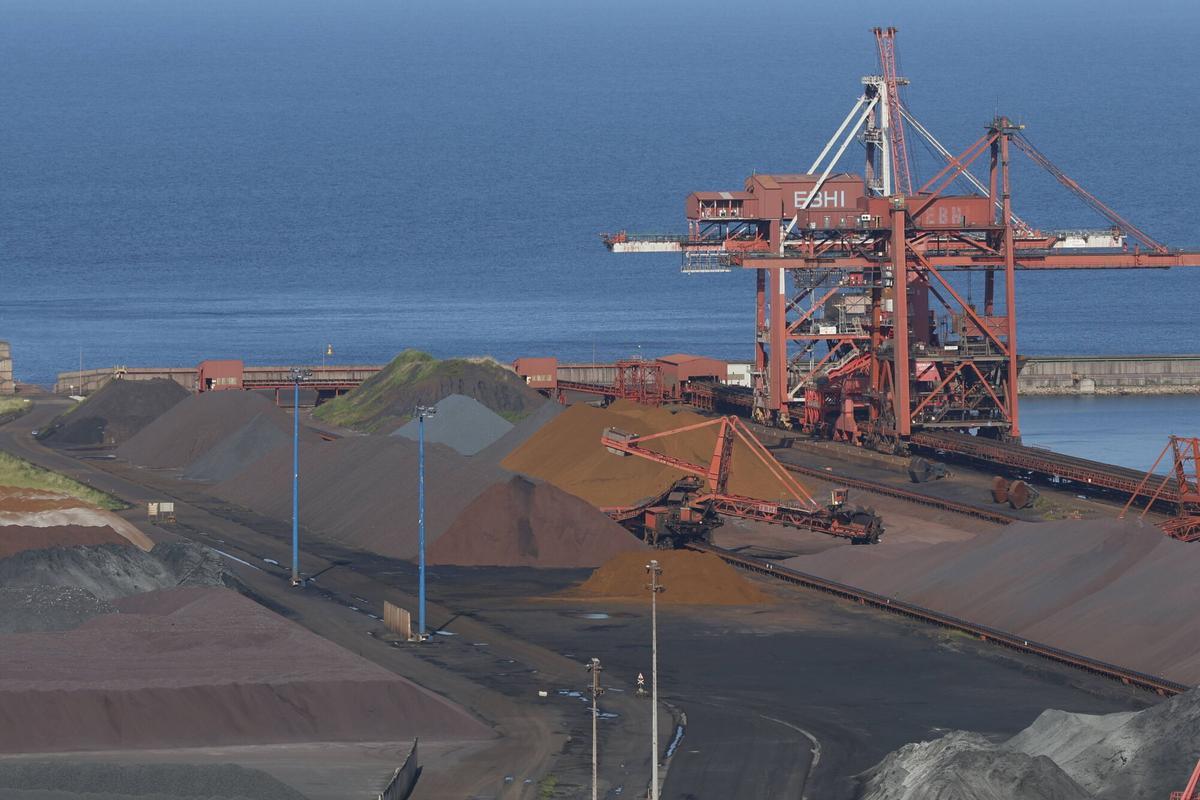 Instalaciones de la EBHI con algo de carbón y bastante mineral de hierro acopiado en su terminal