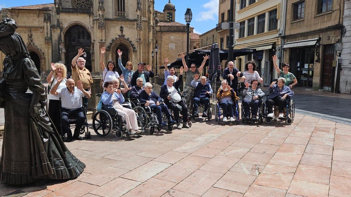 Residentes y trabajadoras de la residencia de Salas ante la catedran de Oviedo.