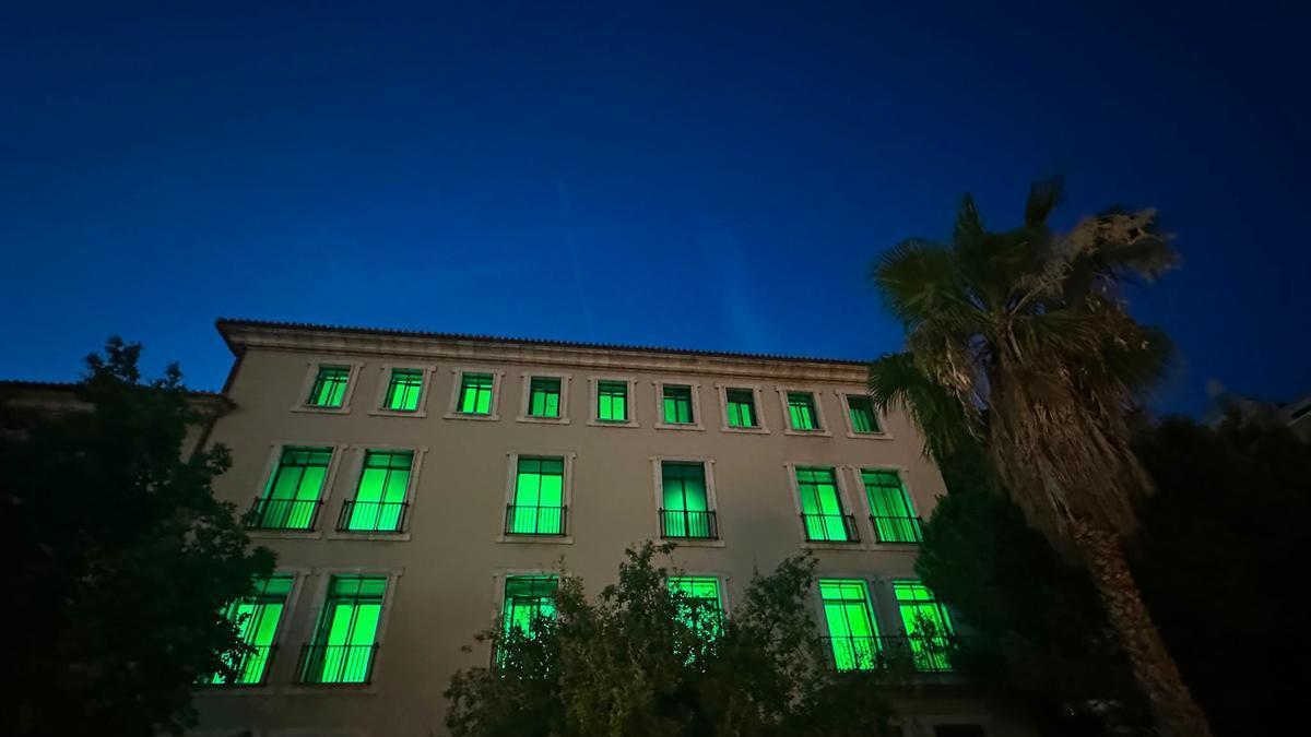 El IES Lluis Vives iluminado de verde como reivindicación en apoyo a las reivindicaciones docentes