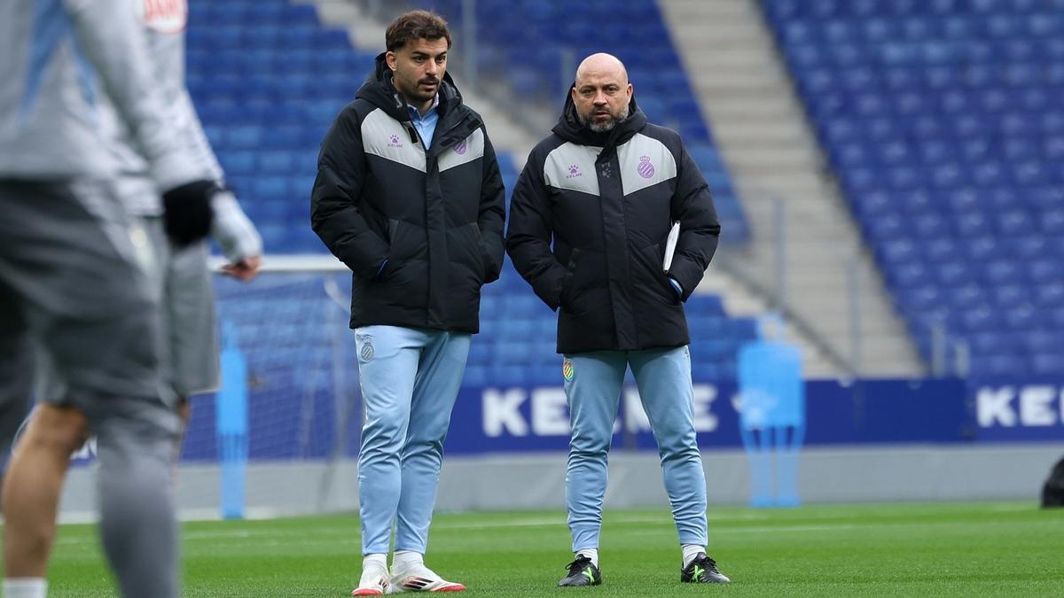 Manolo González, junto a su ayudante Gerard Garrido, en un entrenamiento en el RCDE Stadium.