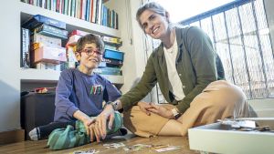 Luisa Martínez con su hijo Mateo, de 10 años, que sufre una enfermedad rara sin diagnóstico.