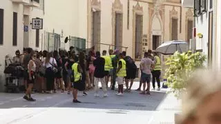 La nueva serie de Netflix ‘Kaos’ toma la calle Parras de Málaga