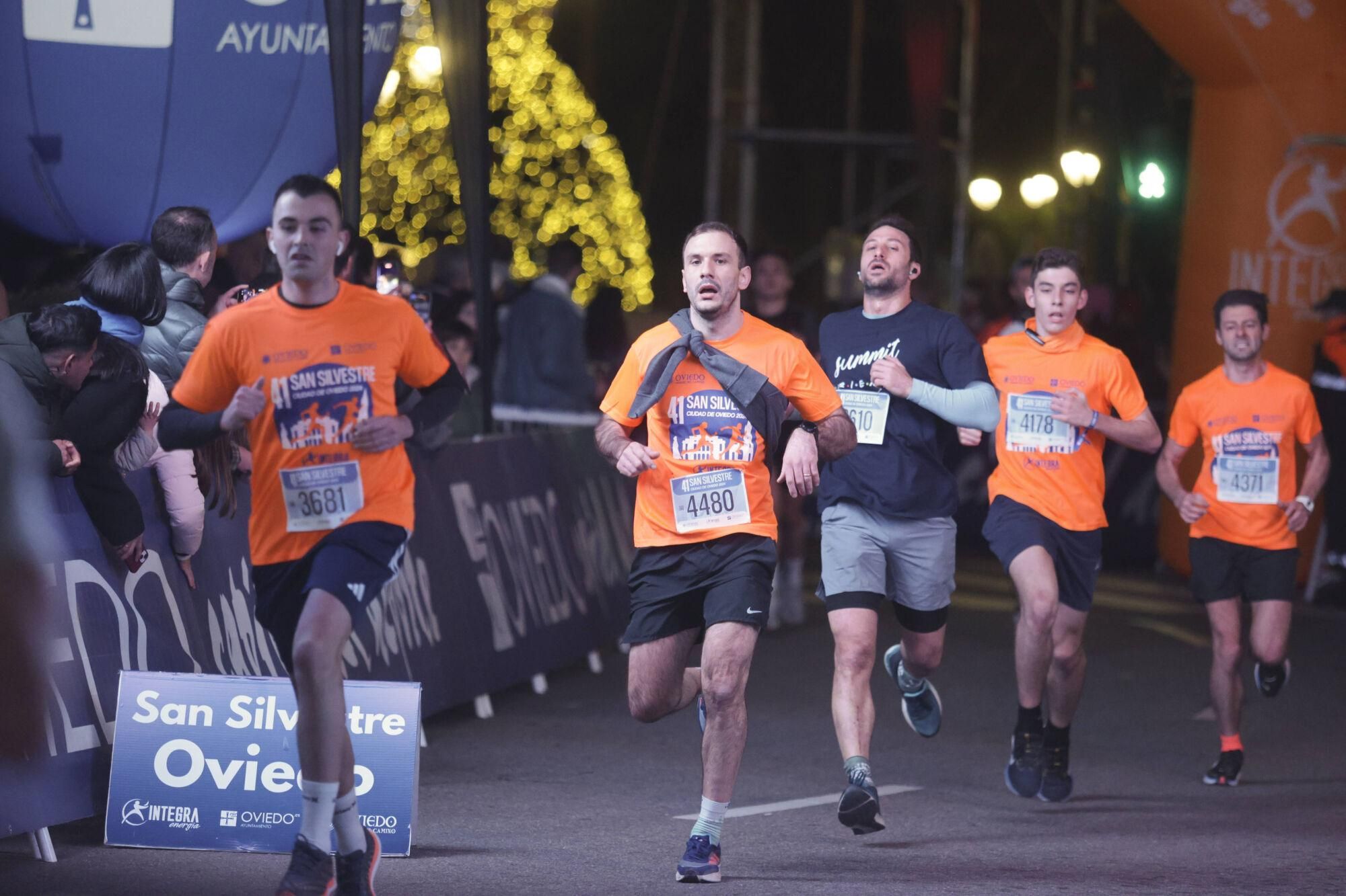EN IMÁGENES: Alejandro Onís y Mariam Benkert saltan del segundo al primer puesto en la San Silvestre de Oviedo