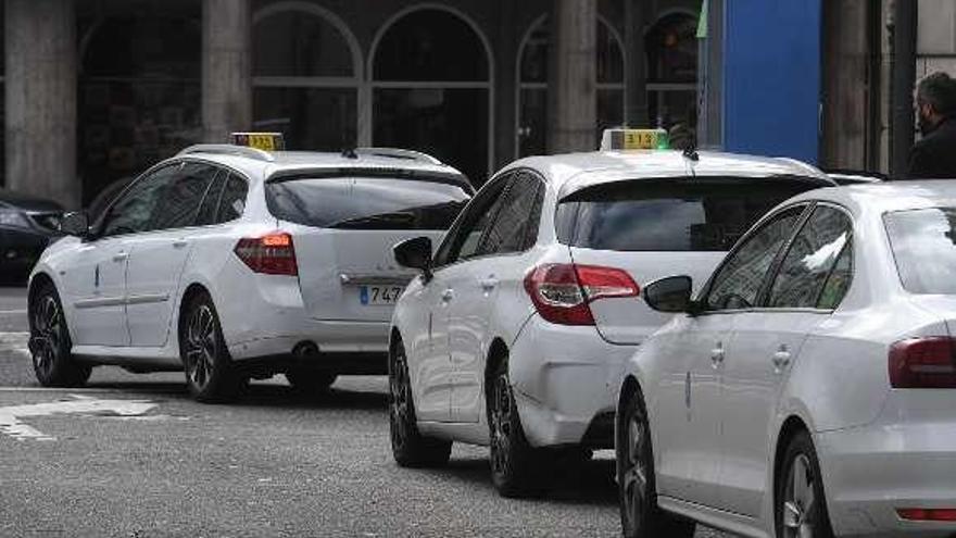 Taxis en fila en una parada de la plaza de Pontevedra.