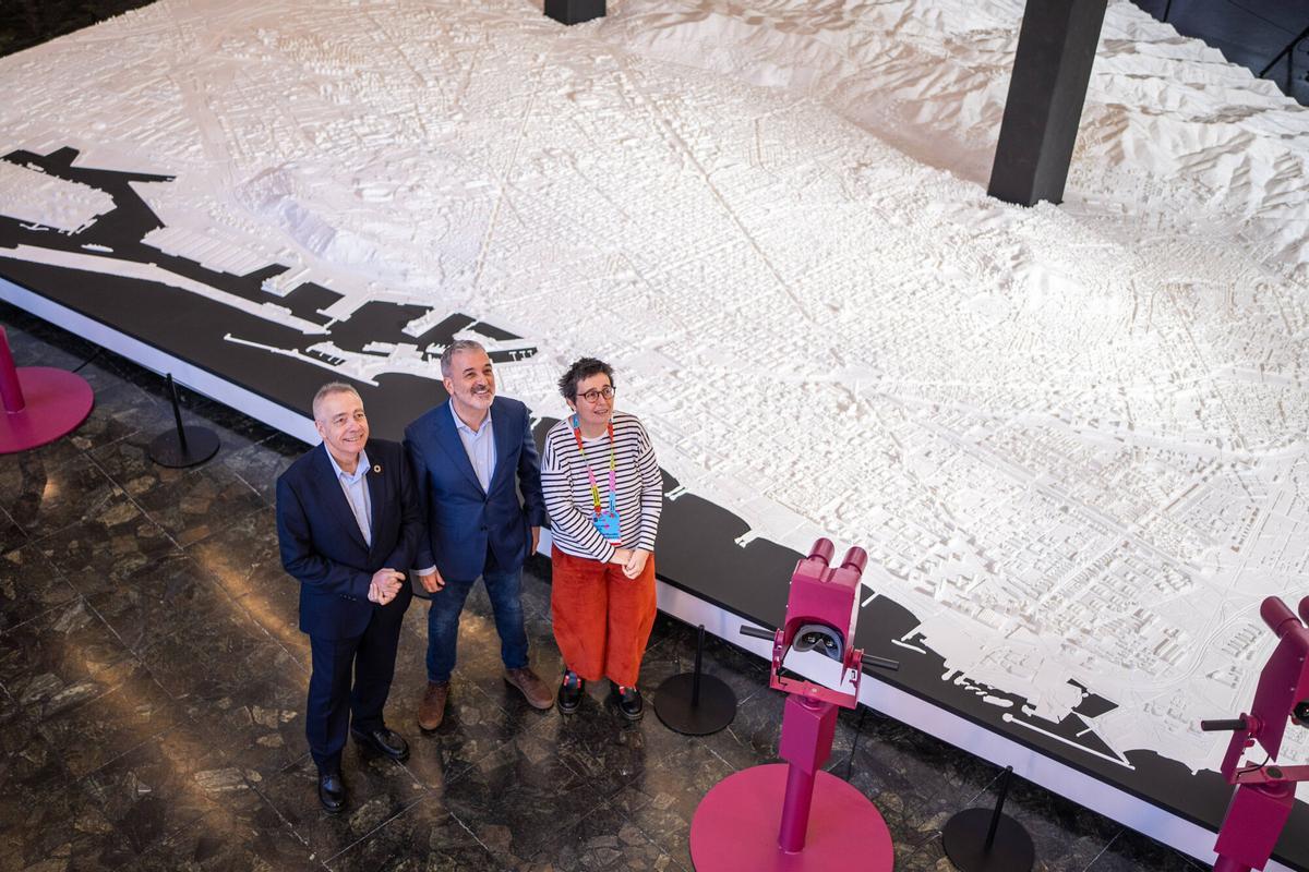 Barcelona. 14/02/2026 Sociedad. En la antigua sede de Editorial Gustavo Gili (calle Rosselló, 87), el alcalde de Barcelona, Jaume Collboni, presenta la nueva maqueta del Pla de Barcelona 2026–2035, legado permanente de la Capital Mundial de la Arquitectura para la ciudad. Al acto también asisten el delegado especial del Estado en el Consorcio de la Zona Franca, Pere Navarro, y la arquitecta en jefe del Ayuntamiento de Barcelona, Maria Buhigas. Foto: Zowy Voeten / El Periódico