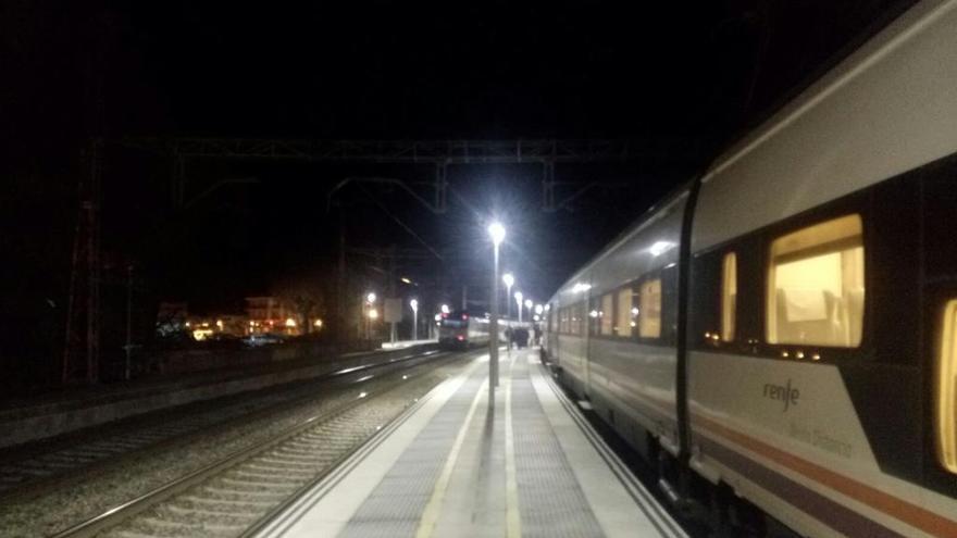 El tren avariat ahir a la nit a l&#039;andana de l&#039;estació Flaçà