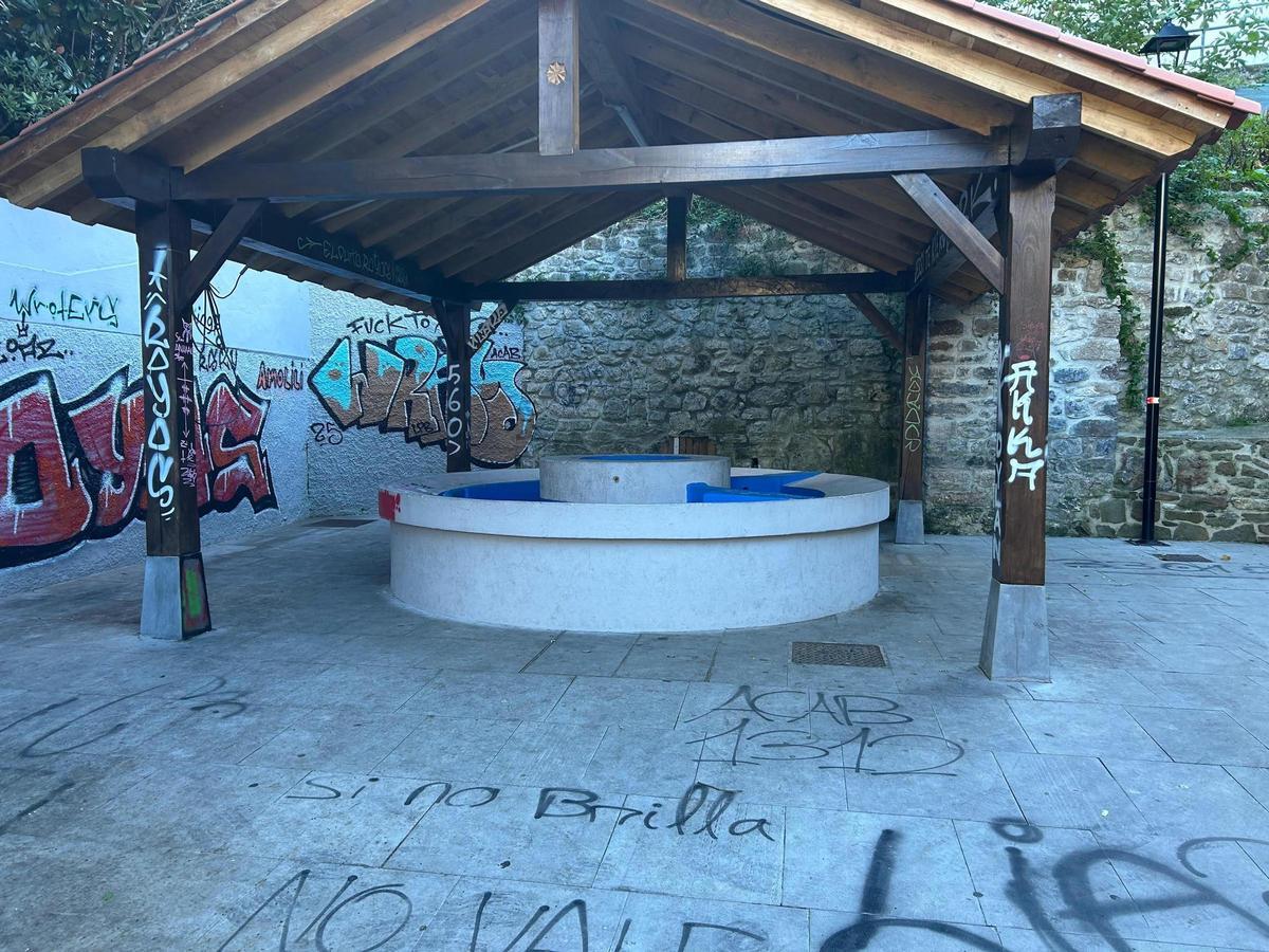 Las pintadas borradas en el Pixuecu.