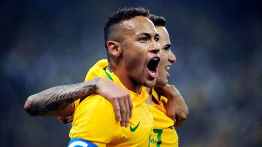 Neymar (izda.) y Luan celebran el segundo gol de Brasil. // Alan Morici