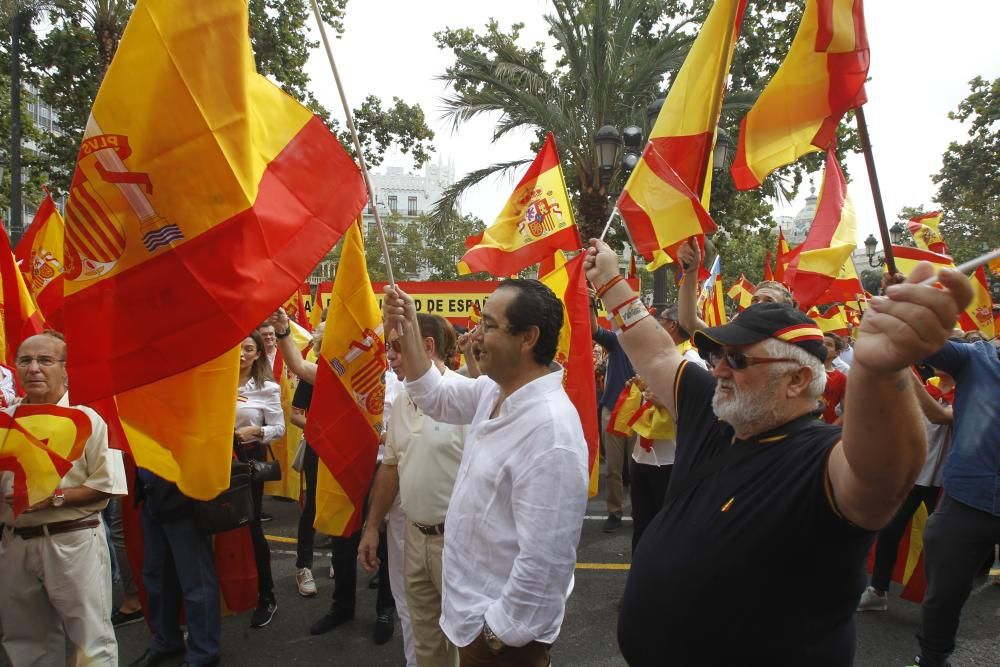 Caravana de vehículos con banderas españolas en València