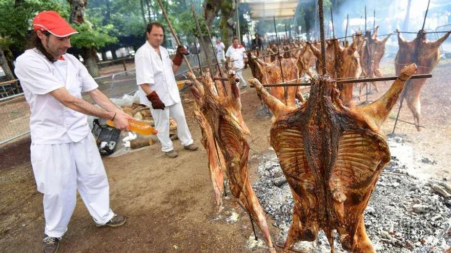 Una anterior edición de la fiesta gastronómica del &quot;Carneiro ao espeto&quot;.