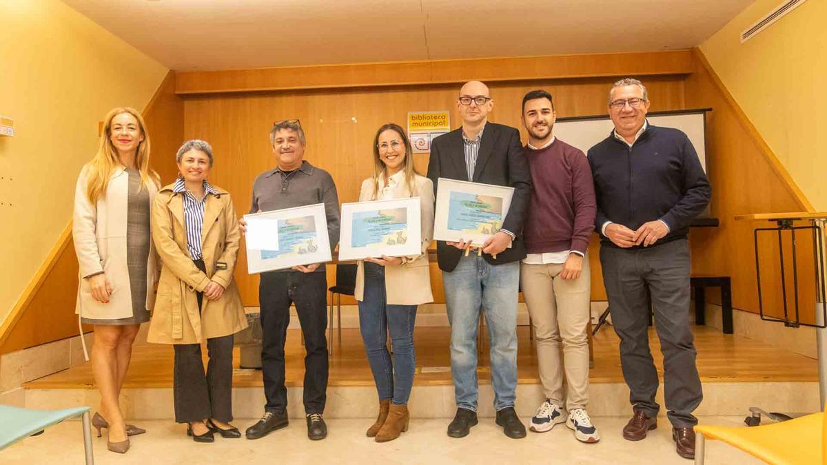 Los premiados del certamen, con el alcalde y los ediles que han recuperado el concurso.