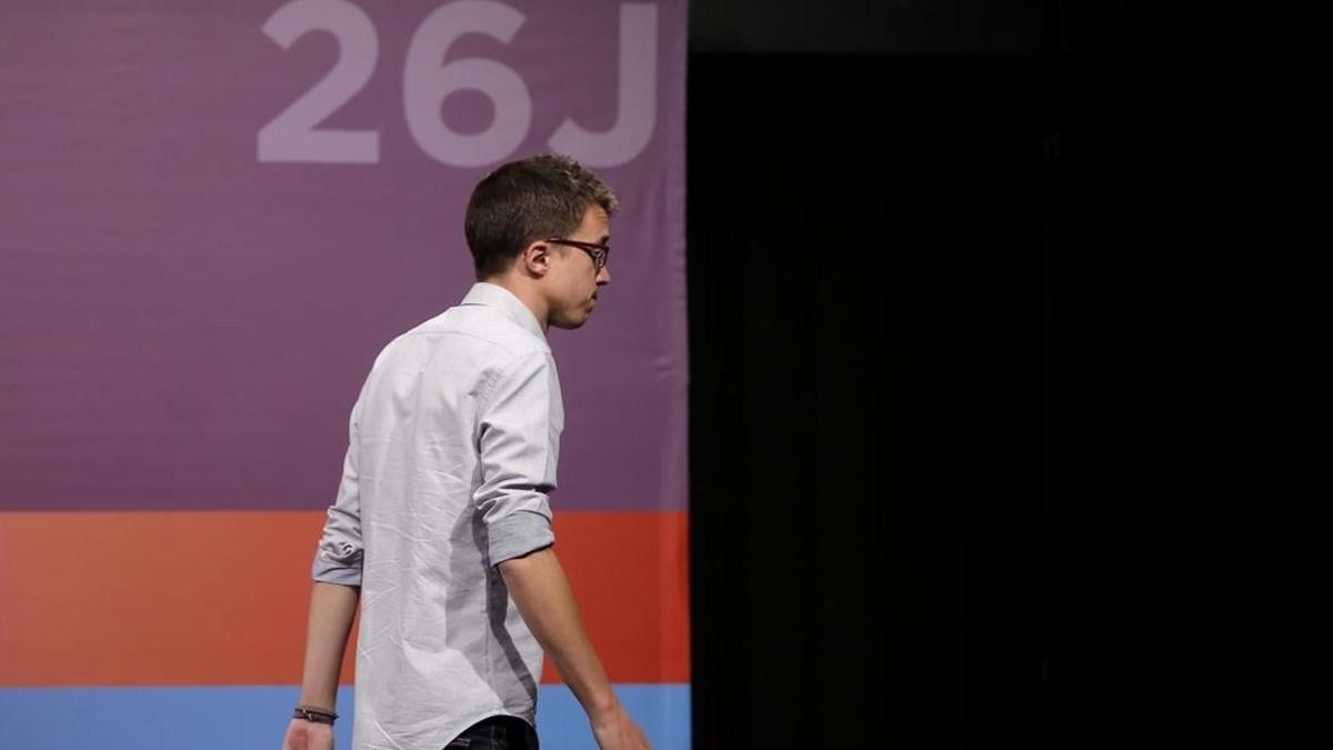 Íñigo Errejón tras su comparecencia la noche del 26-J, en Madrid.