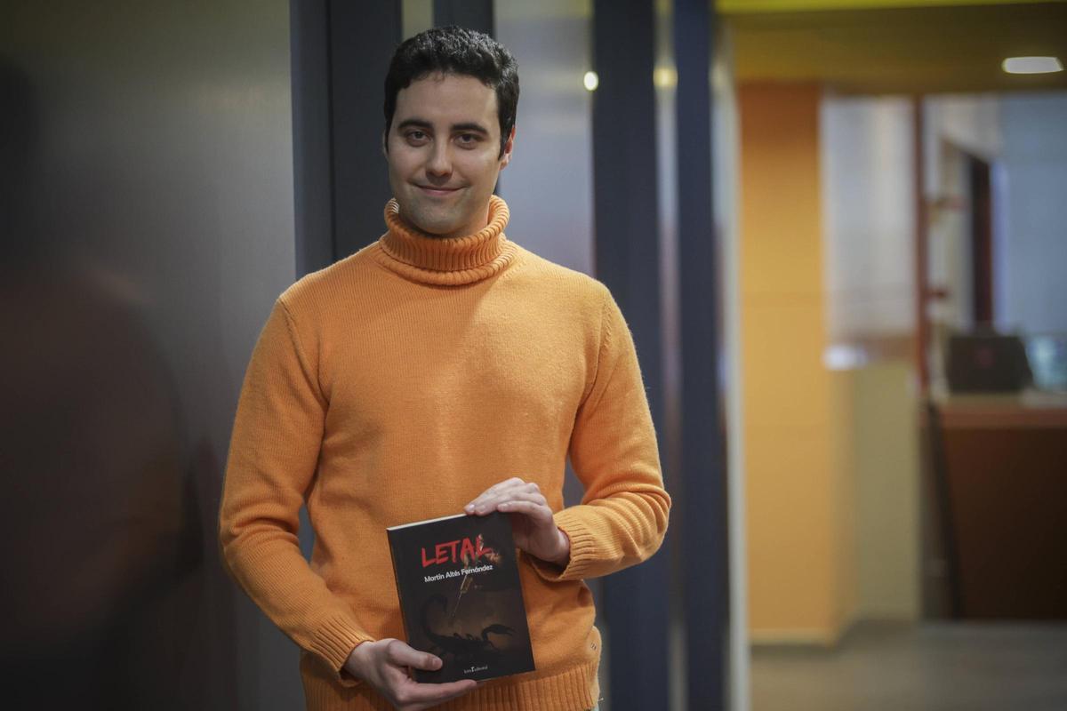 Martín Altés con su última novela.