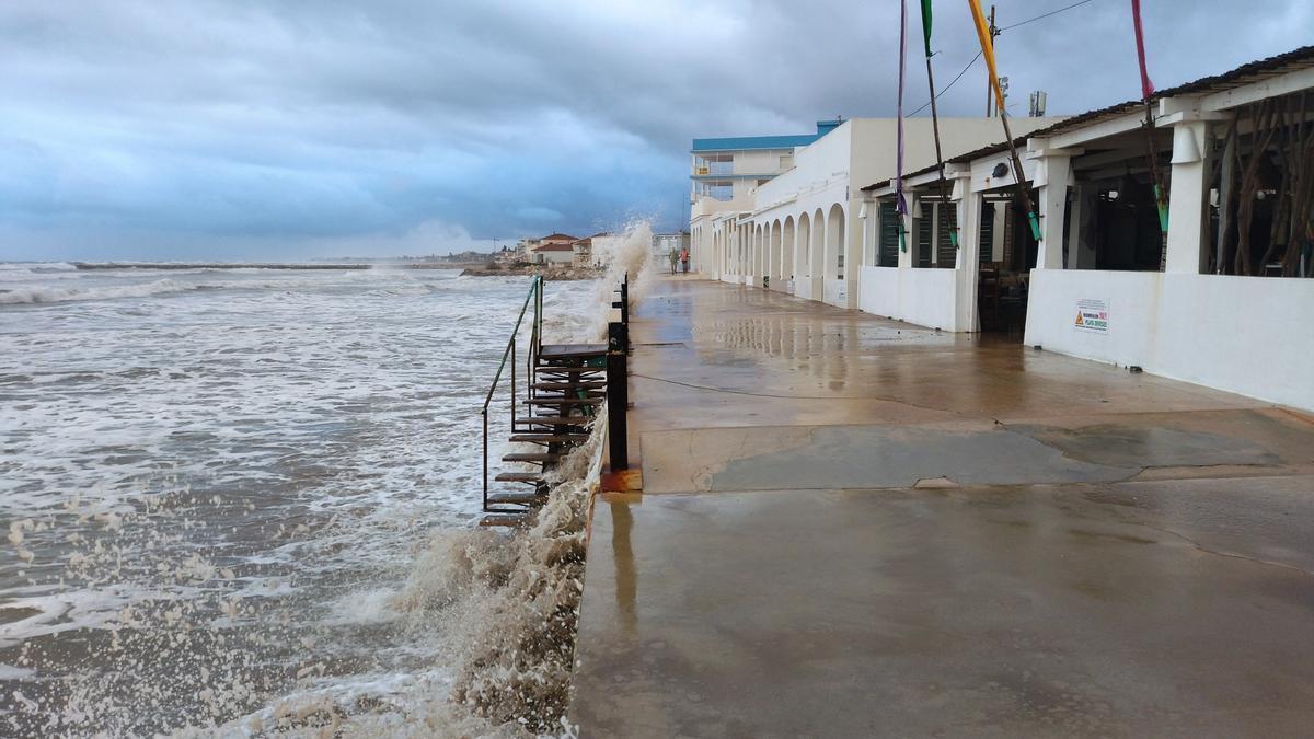 Un temporal con olas de 4 metros derriba en Dénia la ruina que sobrevivió a Gloria