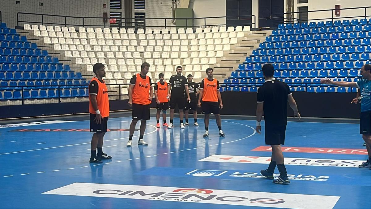 Quique Domínguez dirige un entrenamiento del Frigoríficos del Morrazo en el pabellón Pitiu Rochel de Alicante, donde se jugará el partido de hoy a las 20.3o horas. |