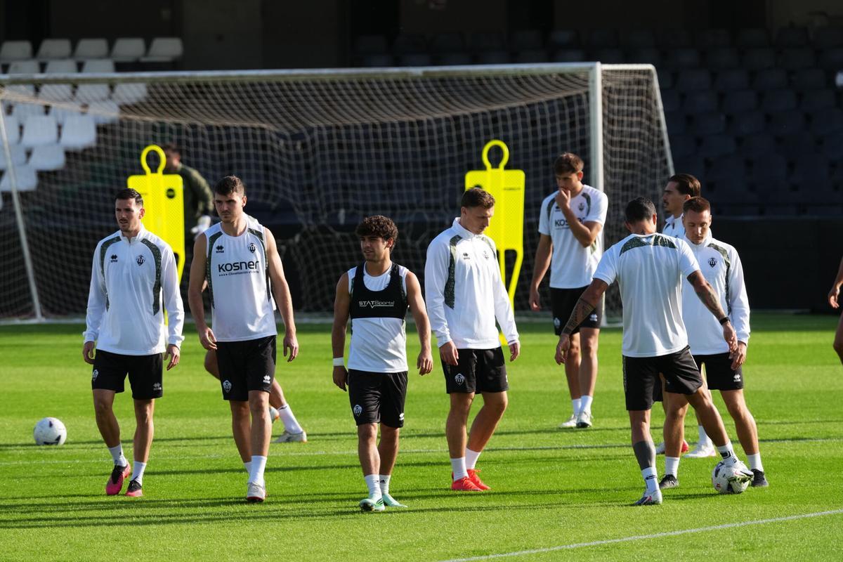 Galería | El CD Castellón entrena en el SkyFi Castalia antes de recibir al Sporting