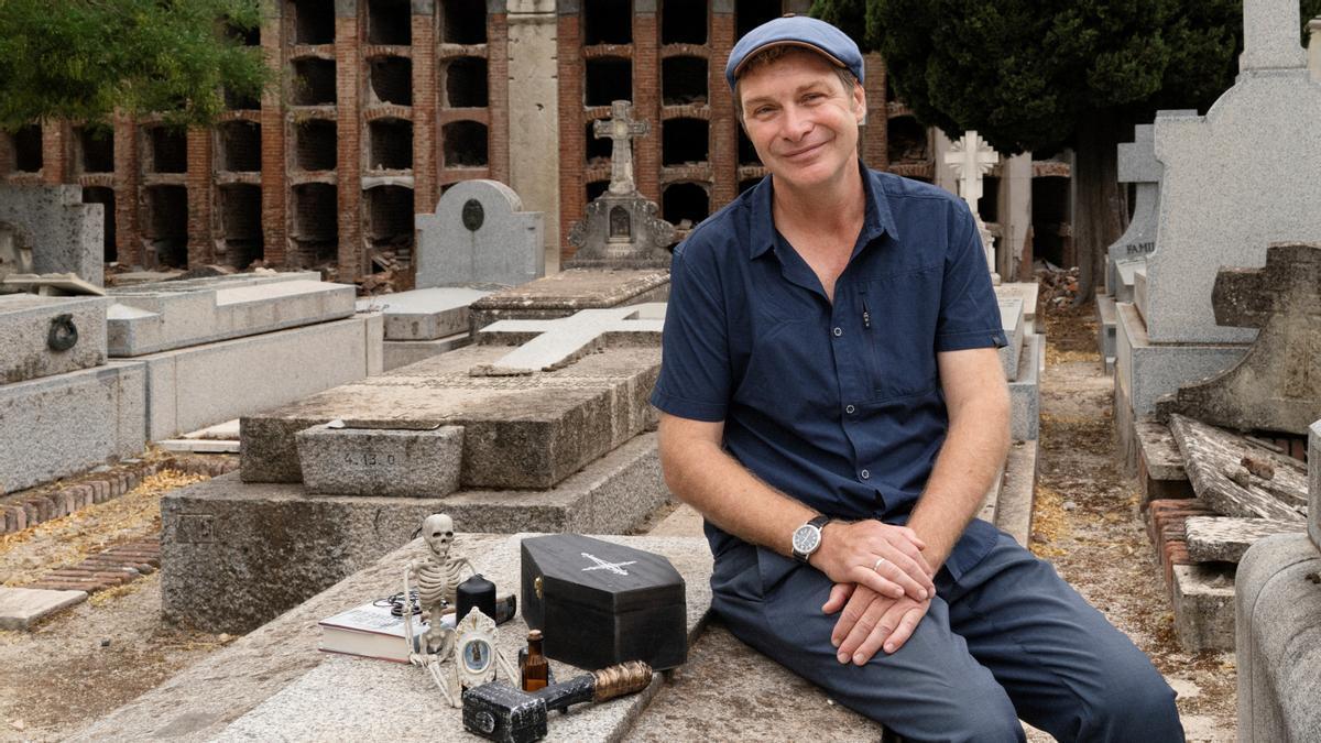 El escritor Oliver Pötzsch, creador de la serie de novela negra histórica del Sepulturero, posando en un cementerio.