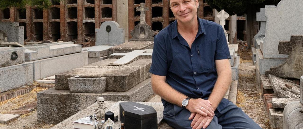 El escritor Oliver Pötzsch, creador de la serie de novela negra histórica del Sepulturero, posando en un cementerio.