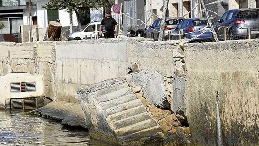 La escalera de acceso al mar está a punto de caer.