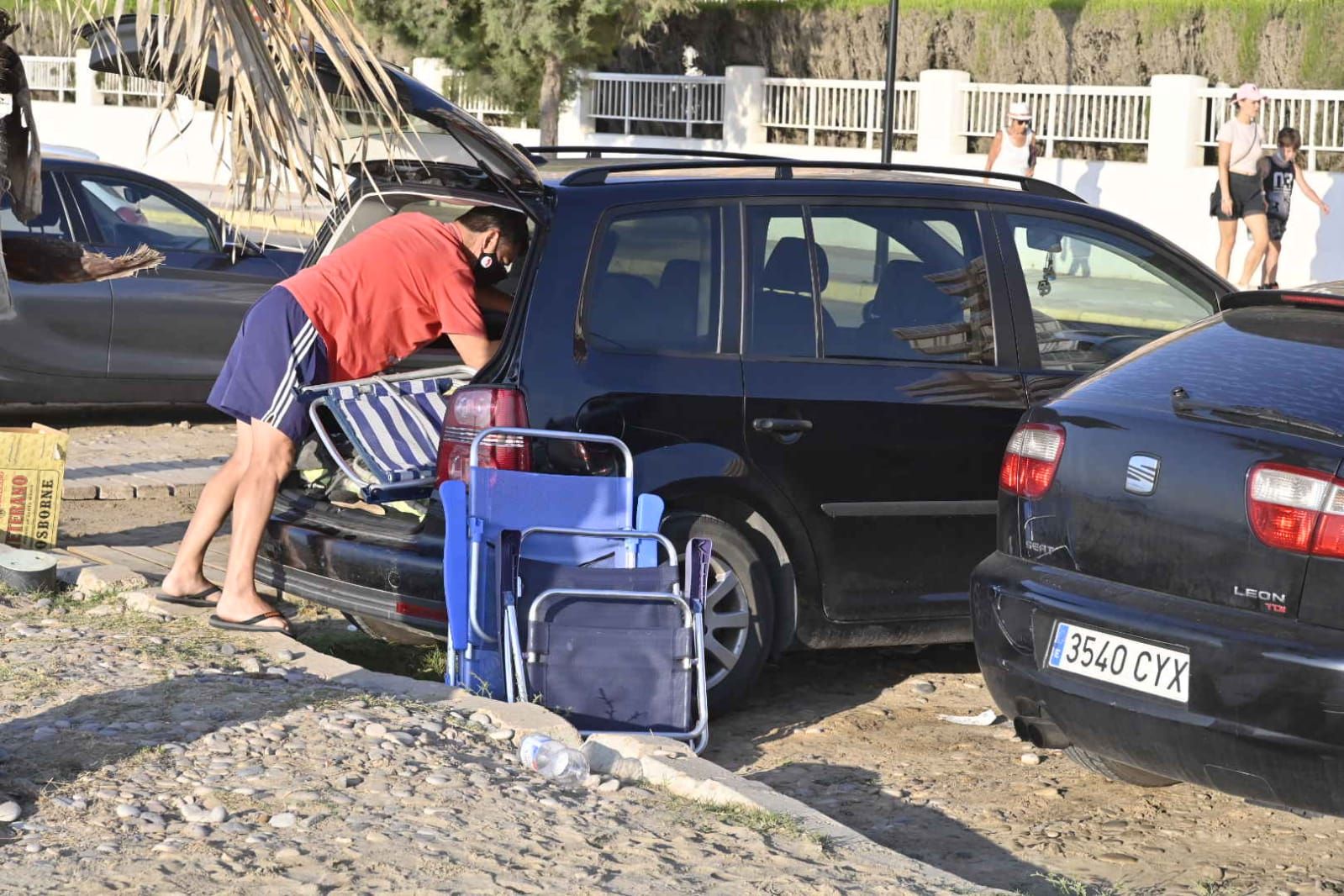 Los agentes actúan para evitar que los usuarios reserven primera línea de playa con las sombrillas