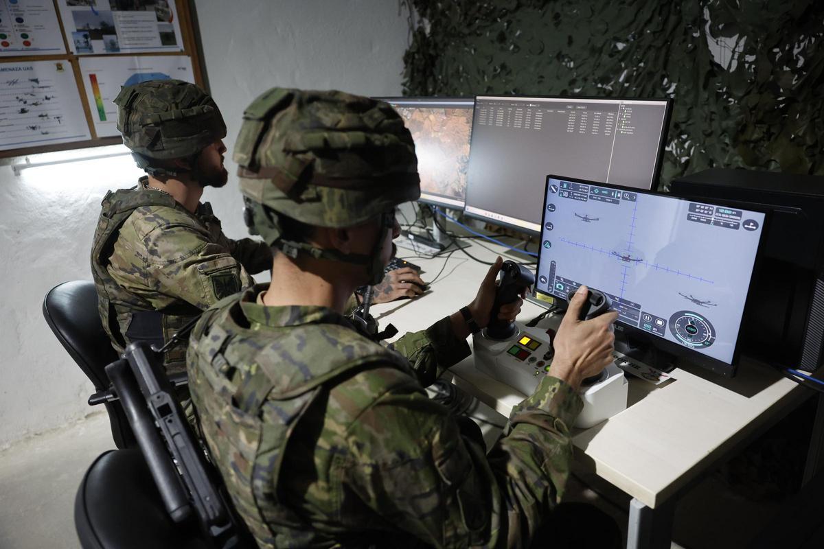 Un militar hace una demostración de funcionamiento del sistema Aracne.