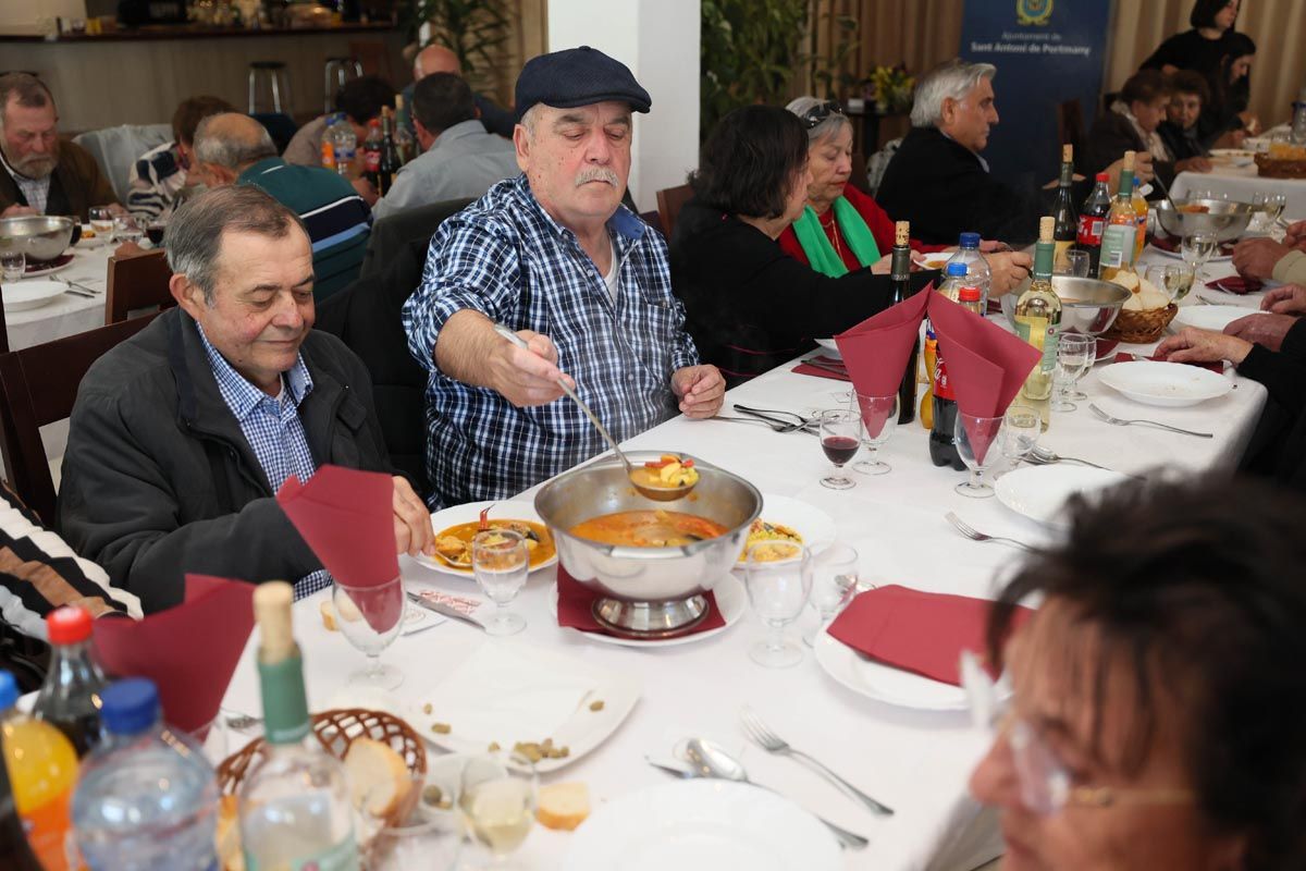 Todas las imágenes de la comida de mayores de Corona