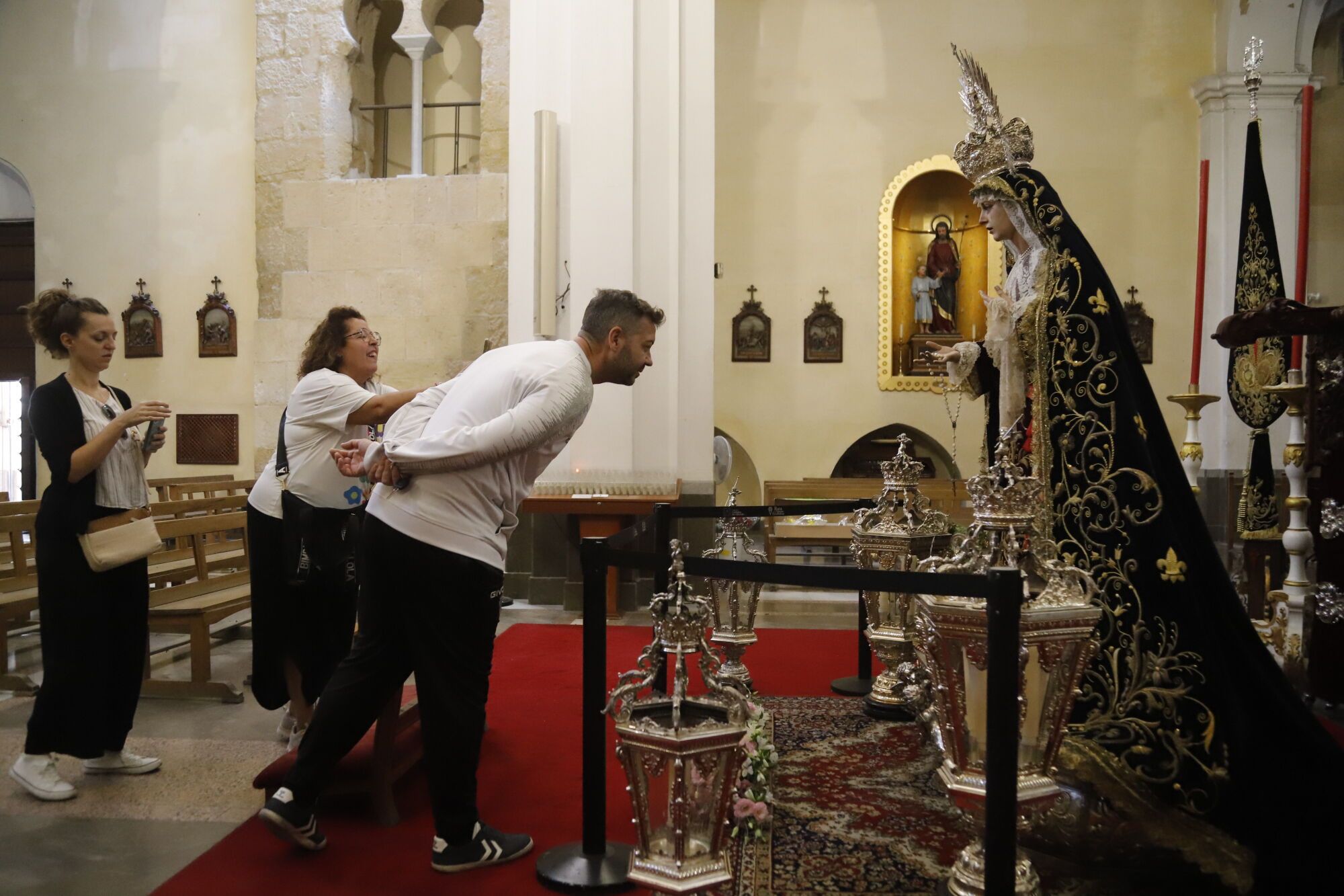 Córdoba  Previa y preparativos del Magno Vía Crucis Iglesia de Santiago Hermandad de las Penas de Córdoba