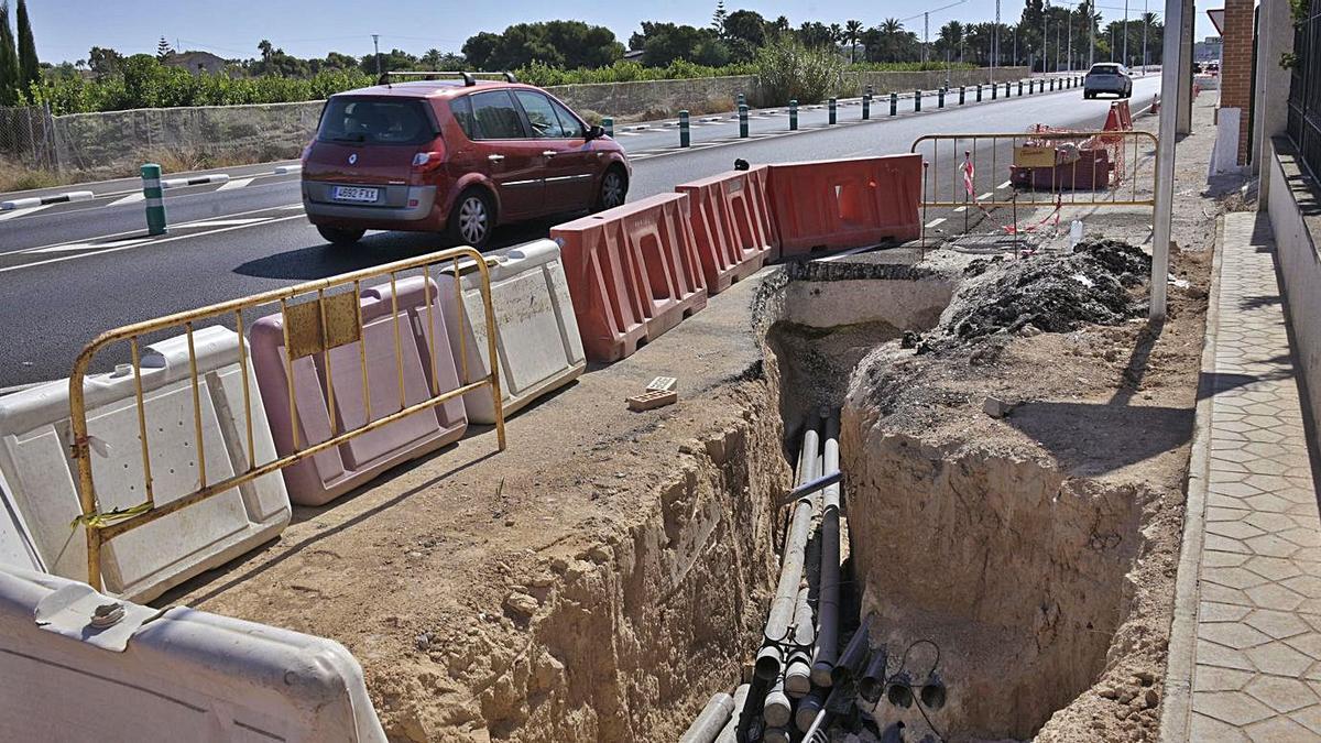 La carretera de Santa Pola, con el tramo derecho todavía en obras. | MATÍAS SEGARRA