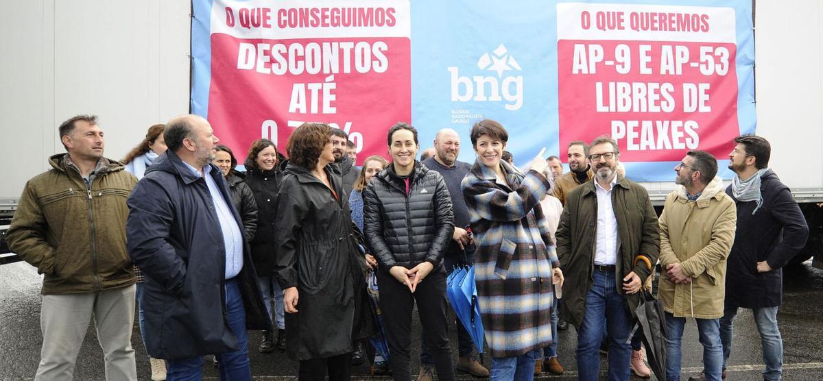 Ana Pontón, con candidatos, ediles y cargos del BNG dezano, ayer, en el polígono Lalín 2000. |  // BERNABÉ/JAVIER LALÍN