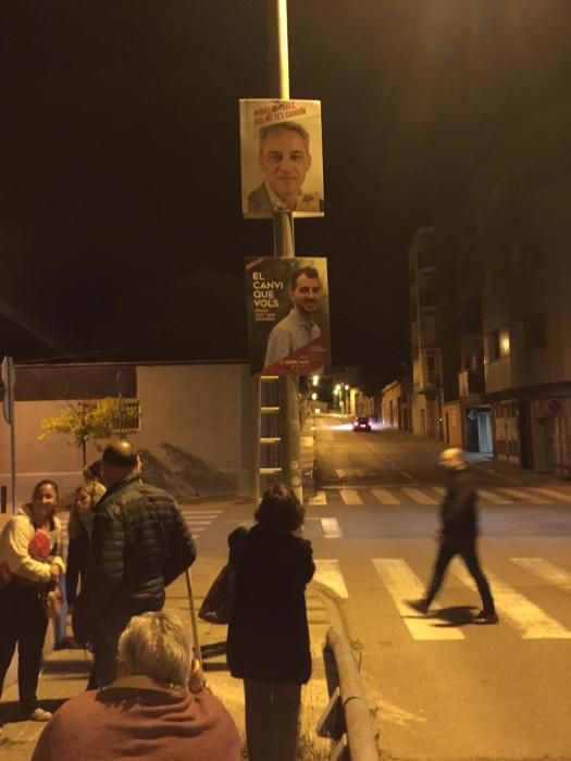 Penjada de cartells de Junts per Catalunya al Bage