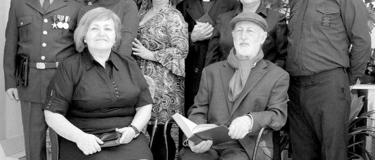 Integrantes de Avelaíña Teatro y los protagonistas de &quot;A Lola&quot;. // R.V.