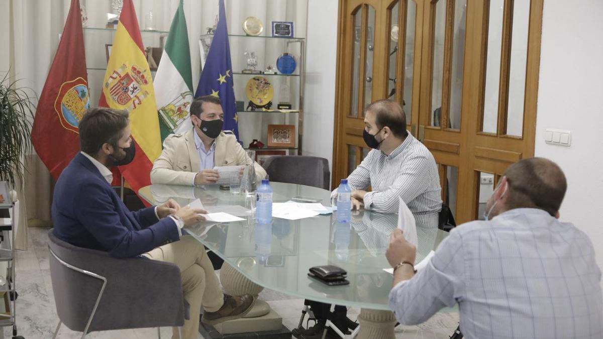 El alcalde durante la reunión con representantes de la Asociación de Trabajadores Autónomos.