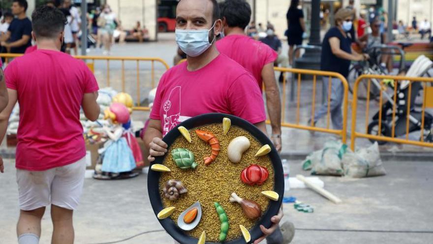 La falla infantil municipal 
empezó a tomar forma 
ayer por la tarde.  miguel a.montesinos