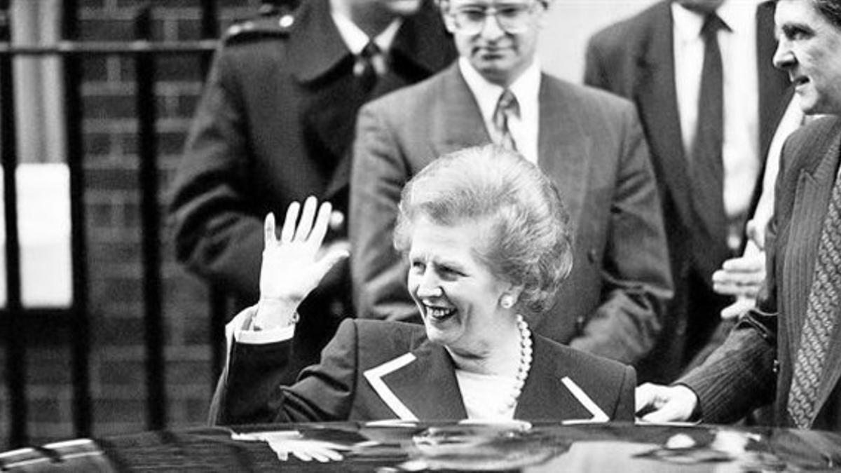 ADIÓS A DOWNING STREET' Margaret Thatcher, sin perder su sonrisa que siempre parecía falsa, abandonando  su casa del 10 de Downing Street, el 27 de noviembre,  seis días después de ser fulminada.