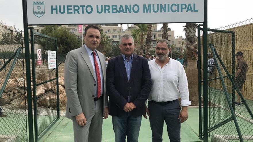 El alcalde de Torremolinos, José Ortiz, con el consejero de Empleo, Javier Carnero, y el edil de Empleo, César Carrasco.